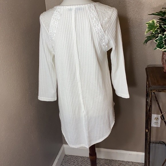 Absolutely Famous White long sleeves sweater. - Picture 3 of 4